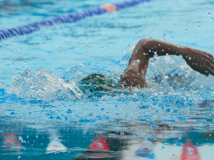 Jak pływanie może pomóc w chorobach kręgosłupa