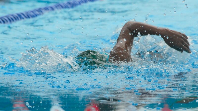 Jak pływanie może pomóc w chorobach kręgosłupa