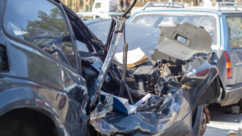 Tragiczny wypadek na DK61 w Dzierżeninie: zderzenie dwóch pojazdów, jedna osoba ranna