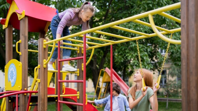 Uroczyste otwarcie placu zabaw przy Publicznej Szkole Podstawowej nr 3 w Pułtusku