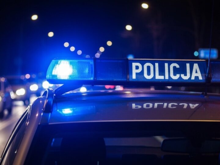 Młodzież odkrywa tajniki policyjnej służby podczas wizyty w pułtuskiej komendzie