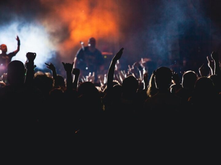 Mikołajskie otwarcie lodowiska w Pułtusku przyciągnęło tłumy fanów łyżwiarstwa