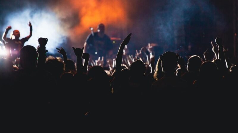 Mikołajskie otwarcie lodowiska w Pułtusku przyciągnęło tłumy fanów łyżwiarstwa