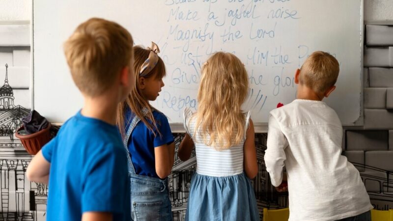 Uczniowie sprawdzili swoje umiejętności fizyczne w teście pod okiem policjantki