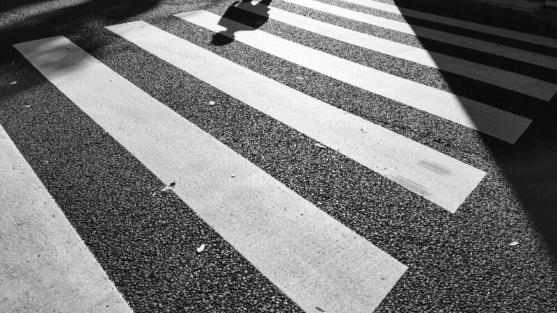 Dziecko wbiega na jezdnię w Pułtusku: niebezpieczna sytuacja na drodze