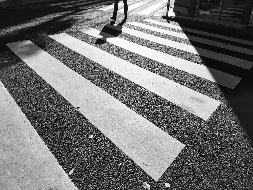 Dziecko wbiega na jezdnię w Pułtusku: niebezpieczna sytuacja na drodze