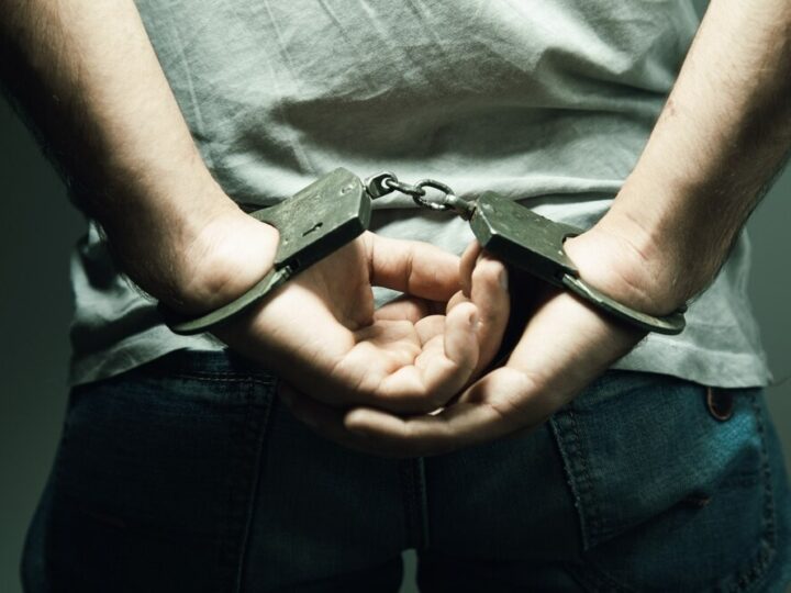 Zabezpiecz swój dom przed wyjazdem: uniknij włamań w świąteczne dni!