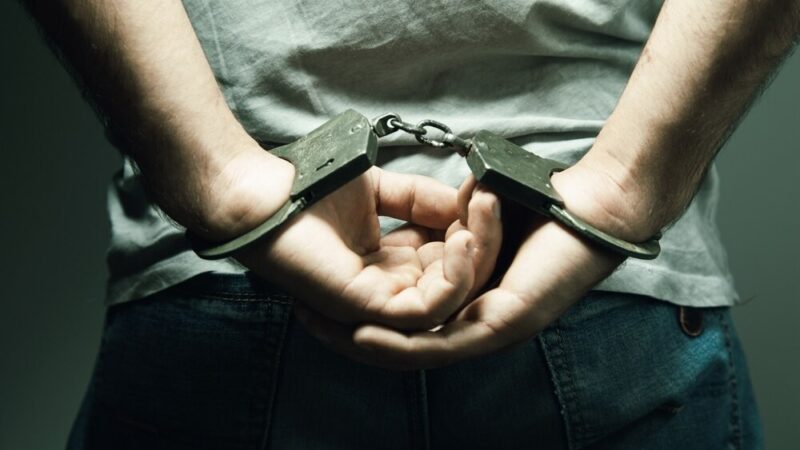 Zabezpiecz swój dom przed wyjazdem: uniknij włamań w świąteczne dni!