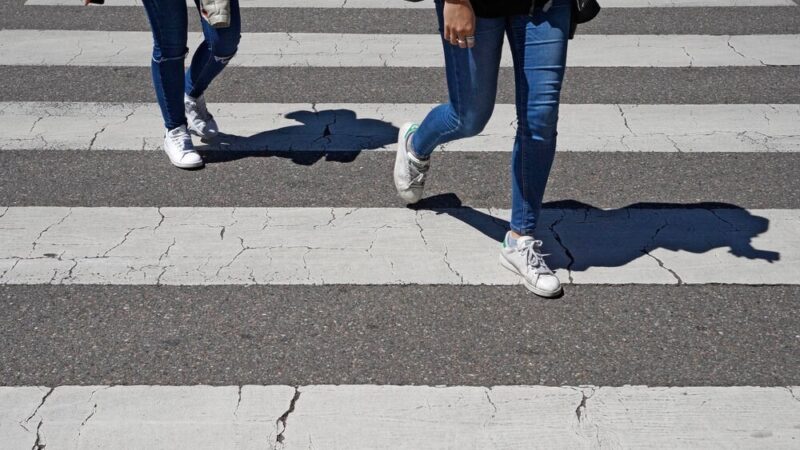 Bezpieczne przejścia: Policja apeluje o ostrożność na drogach