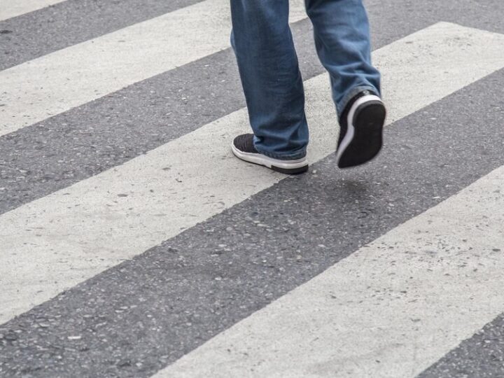 Bezpieczni na drogach: Policja prowadzi akcję „NURD” dla pieszych i rowerzystów