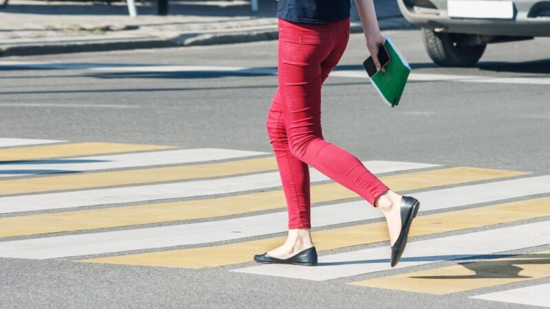 Cofanie zagraża życiu: 85-latka w szpitalu po wypadku w Pułtusku
