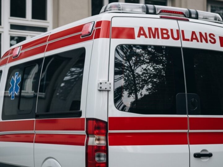 Agresywny pacjent zaatakował medyków i zniszczył karetkę w Pułtusku