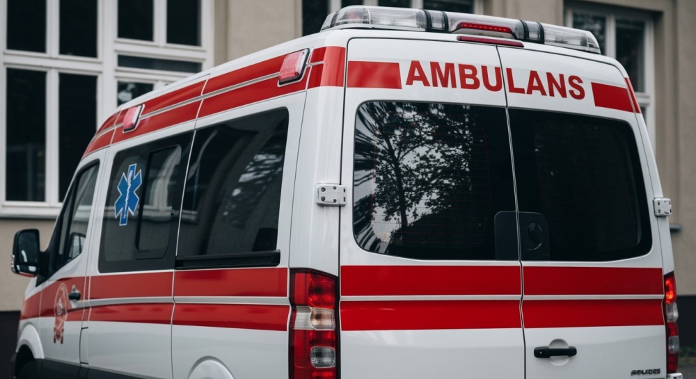 Agresywny pacjent zaatakował medyków i zniszczył karetkę w Pułtusku